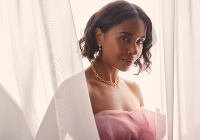 model_wearing_gold_necklaces