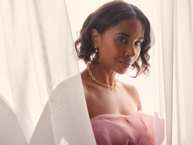 model_wearing_gold_necklaces