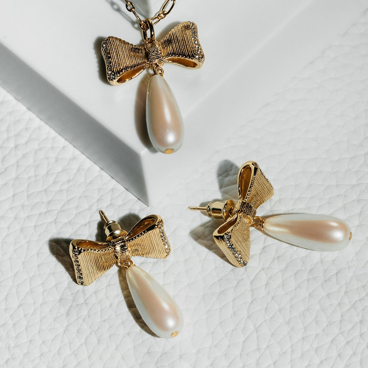 chanel gold pearl earrings