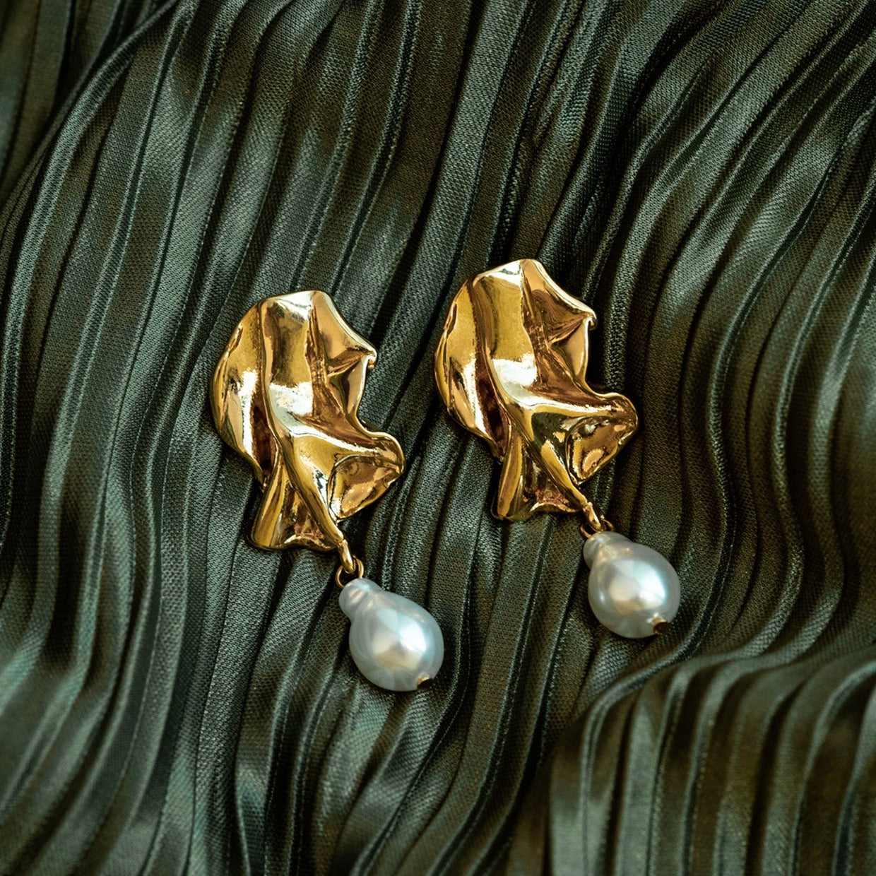 Scrunch Statement Pearl Drop Earrings