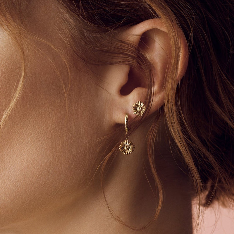 Metal Daisy Flower Stud Earrings - Gold